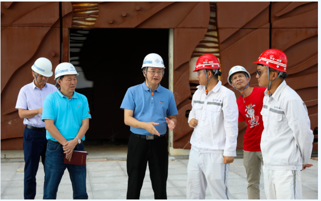 歡迎三沙市市委常委，市長鄧忠蒞臨我司承接的三沙廣場項目，三沙文體館項目現(xiàn)場調(diào)研并指導